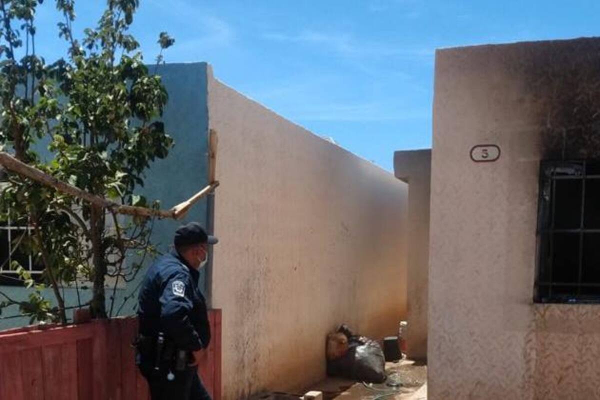 Rescatan a tres niños atrapados durante incendio en casa de Nogales