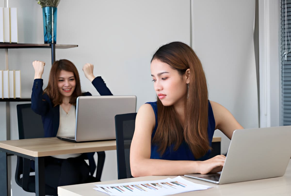 Una reacción de silencio ante una buena noticia no siempre significa envidia y puede ser una respuesta emocional momentánea. Foto: iStock