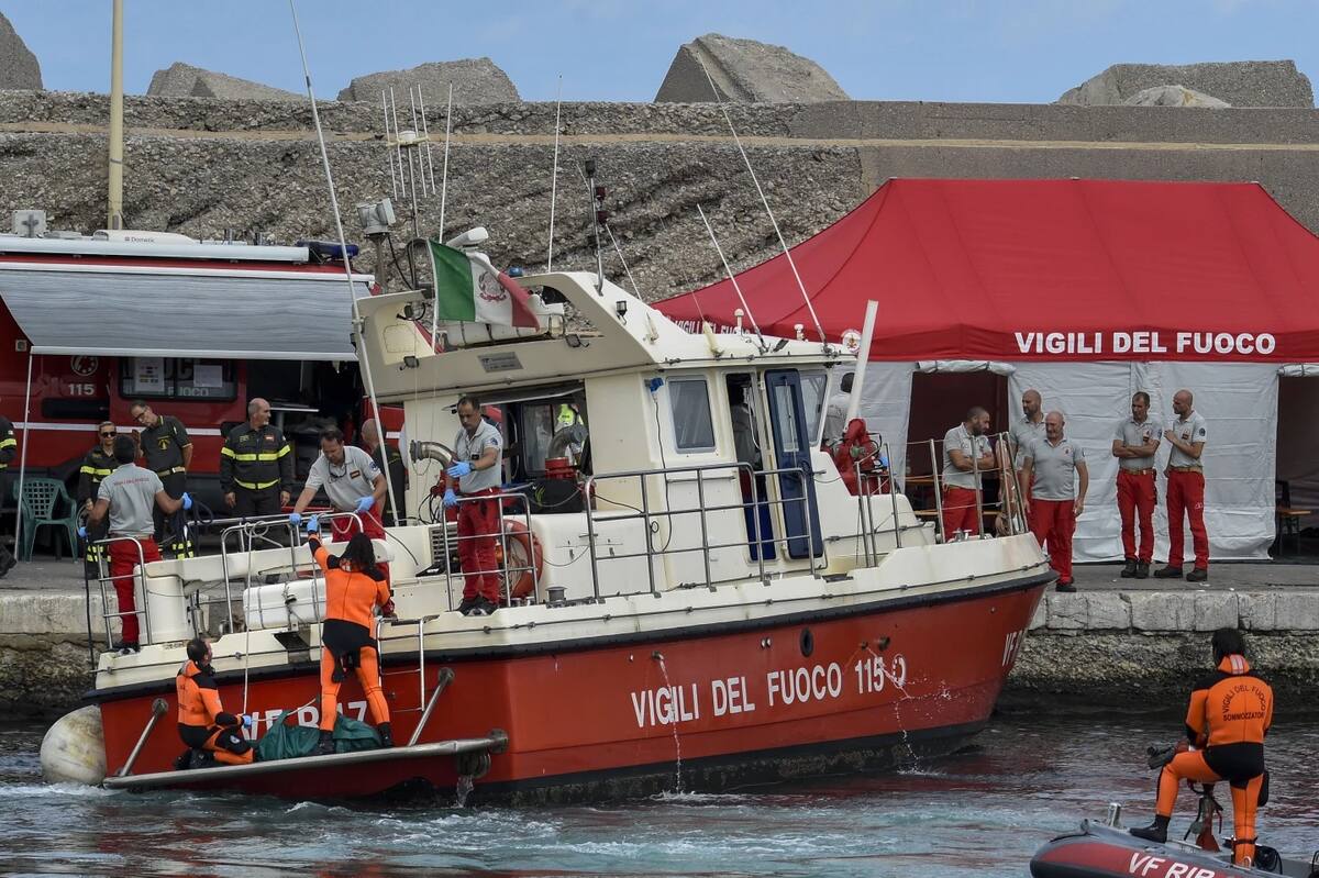 Buzos ayudan a rescatar los cuerpos. | Crédito: AP