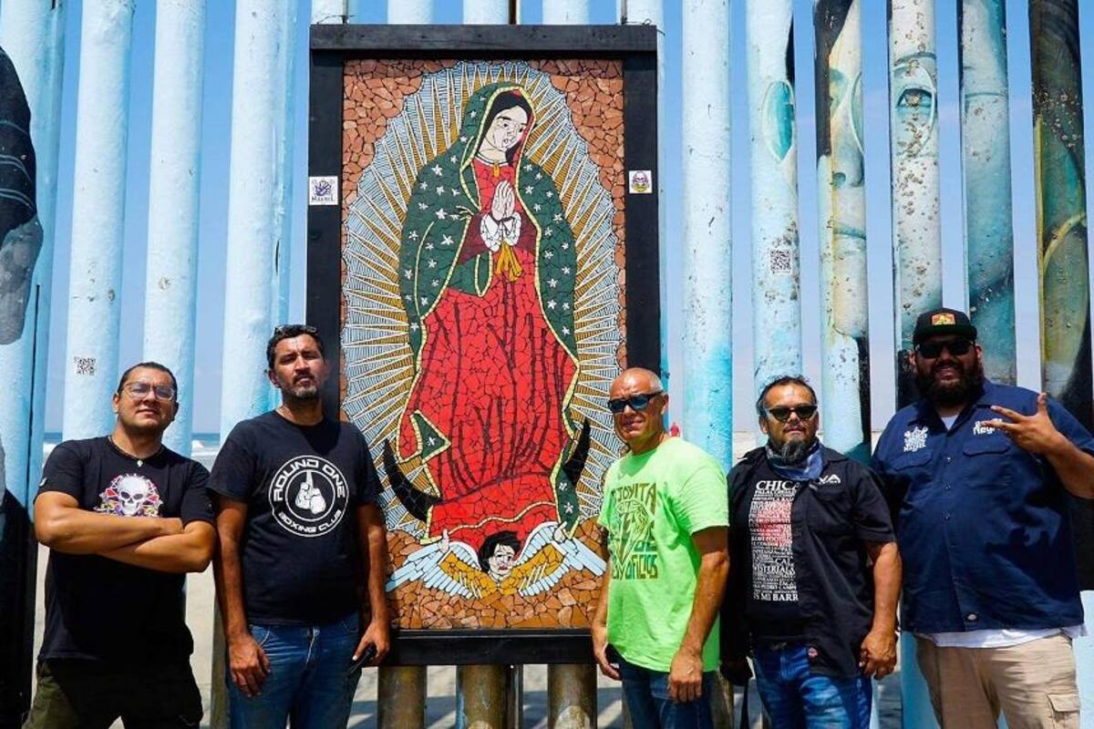 Artistas mexicalenses colocan virgen en el muro fronterizo de Tijuana