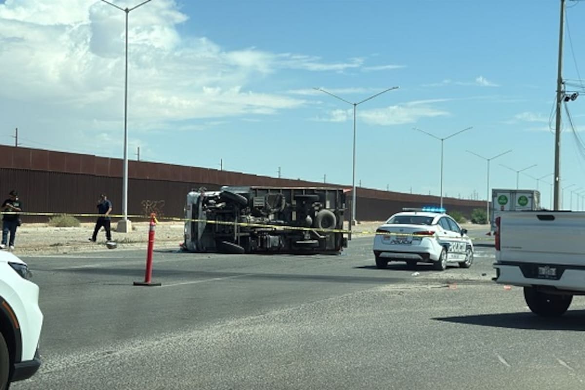 Volcadura de camión con residuos peligrosos deja lesionados