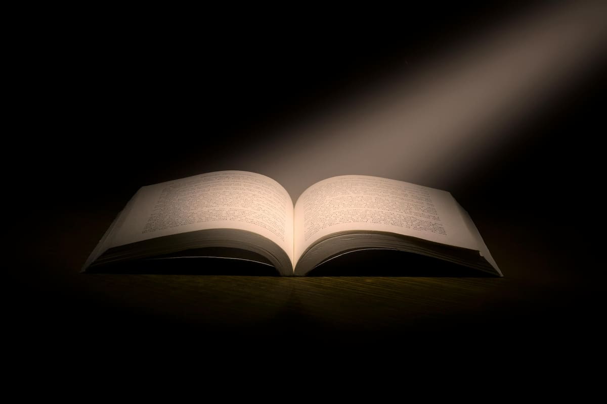 “Ser un libro abierto”: ¿Cuál es el origen y significado de esta expresión?