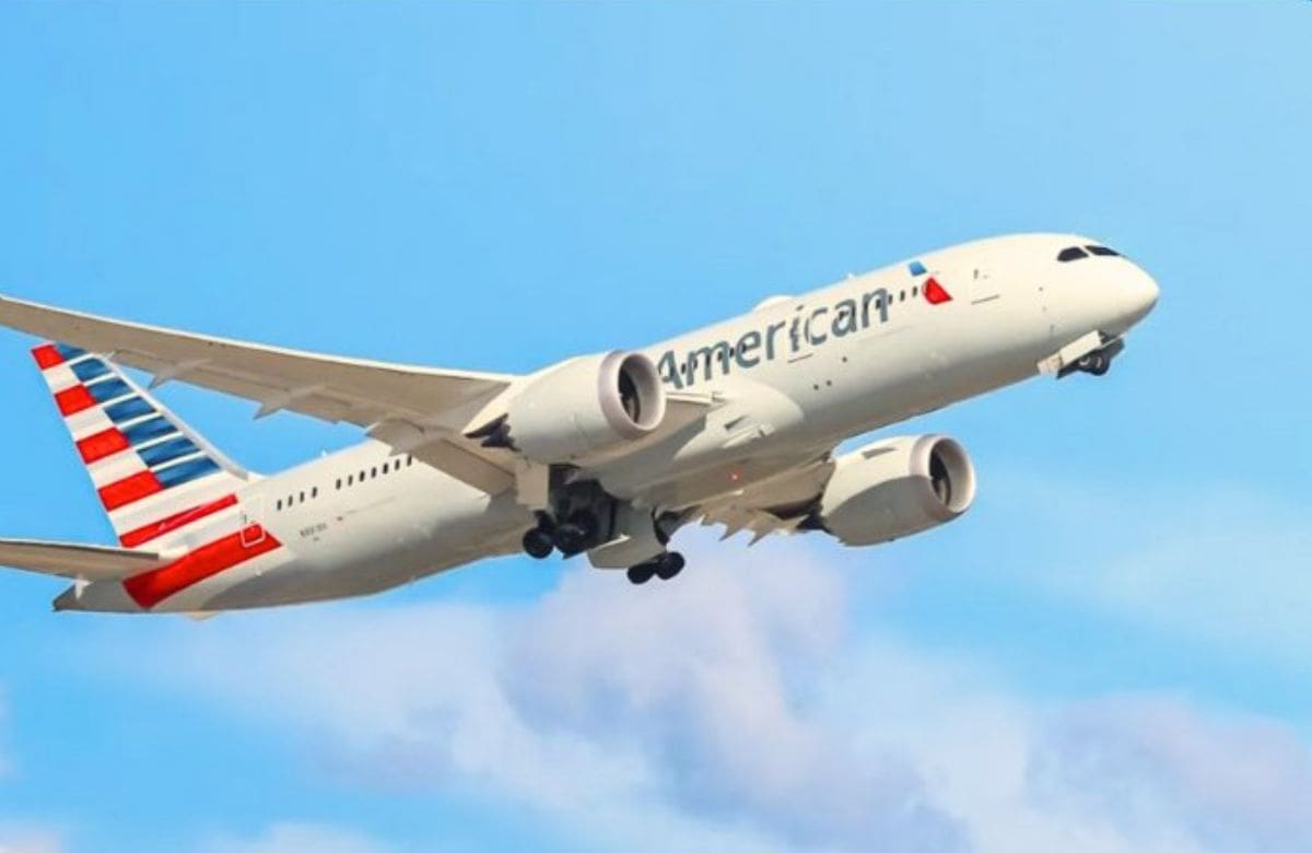Un avión de American Airlines presentaba perforaciones en una de sus alas tras aterrizar en Miami procedente de Colombia. | Crédito: X (@AmericanAir)