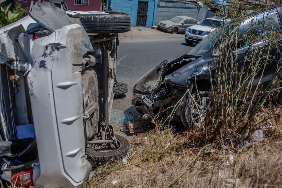 Un choque entre dos vehículos terminó con una volcadura sobre el Libramiento Rosas Magallón; no se reportaron personas lesionadas de gravedad.
Fotos: Border Zoom.