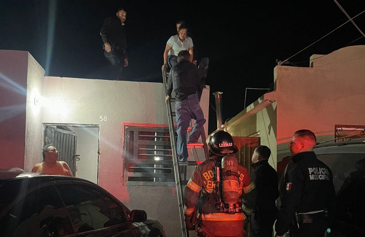 Pareja queda atrapada en vivienda en llamas y es rescatada por policías. | Foto: Especial GH