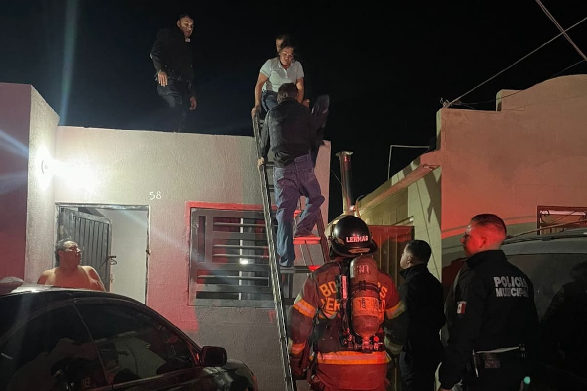 Policías municipales trepan por los techos y rescatan a pareja atrapada en casa en llamas durante la madrugada en Hermosillo