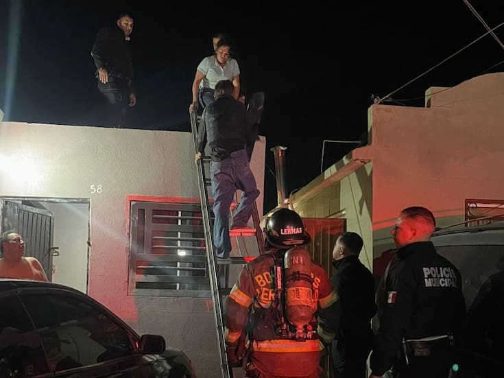 Policías municipales trepan por los techos y rescatan a pareja atrapada en casa en llamas durante la madrugada en Hermosillo