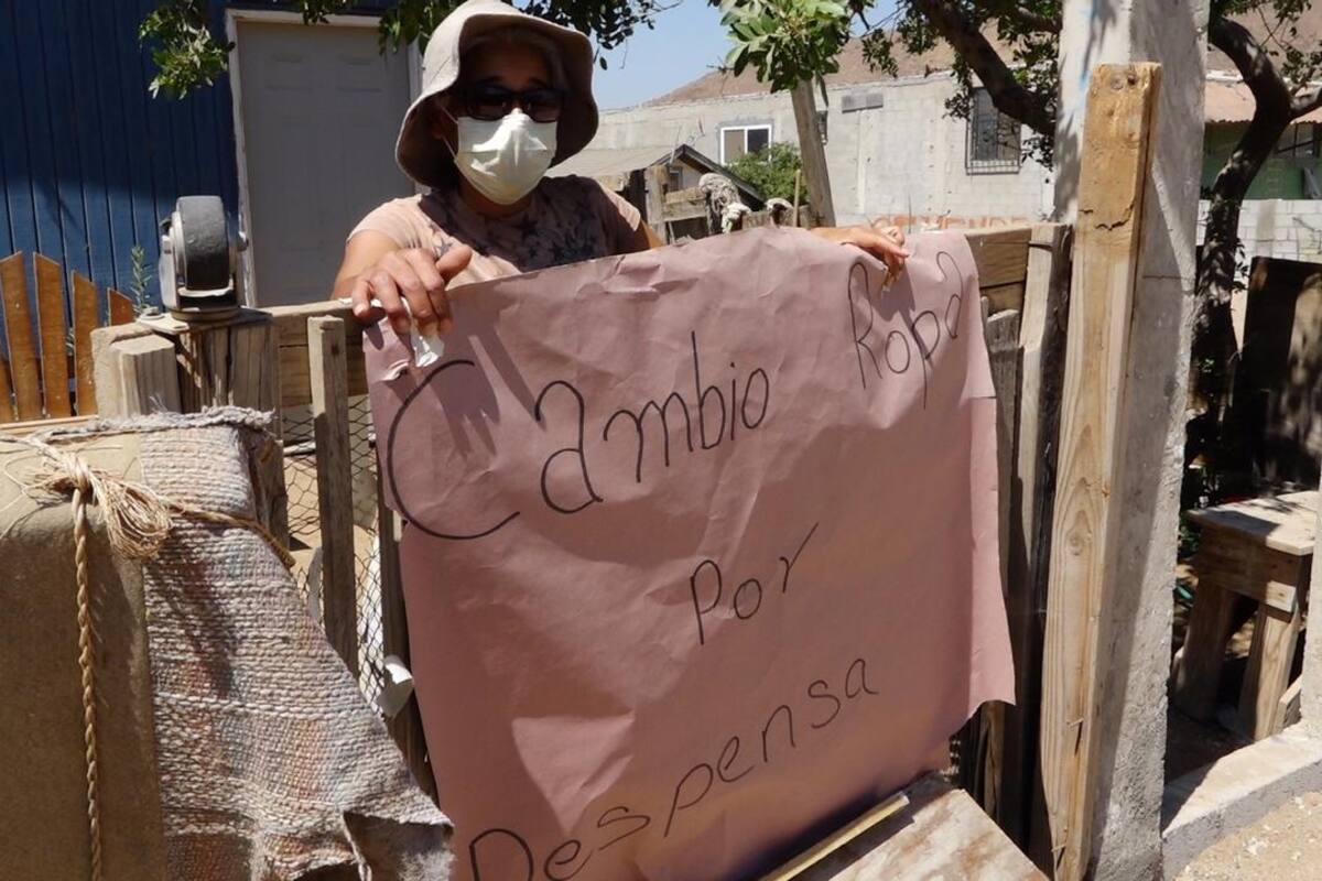 Ciudadana cambia su ropa por despensas