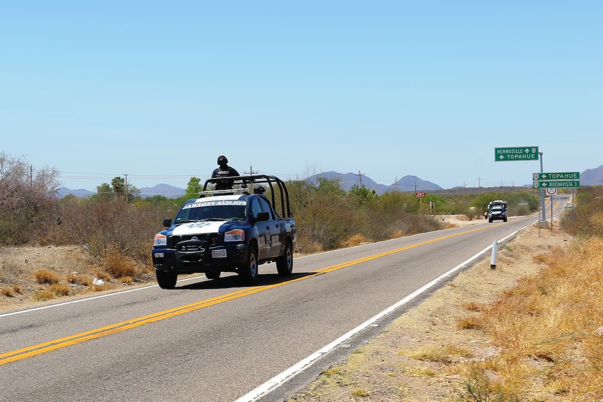 Bomberos de Ures brindan atención a automovilistas que sufren desperfectos en carretera