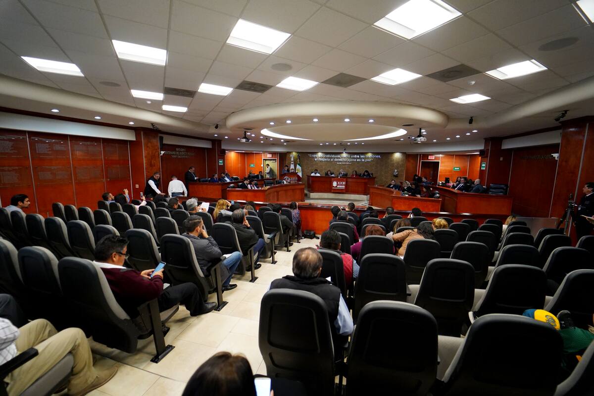 Reúnen firmas contra reelección sin licencia