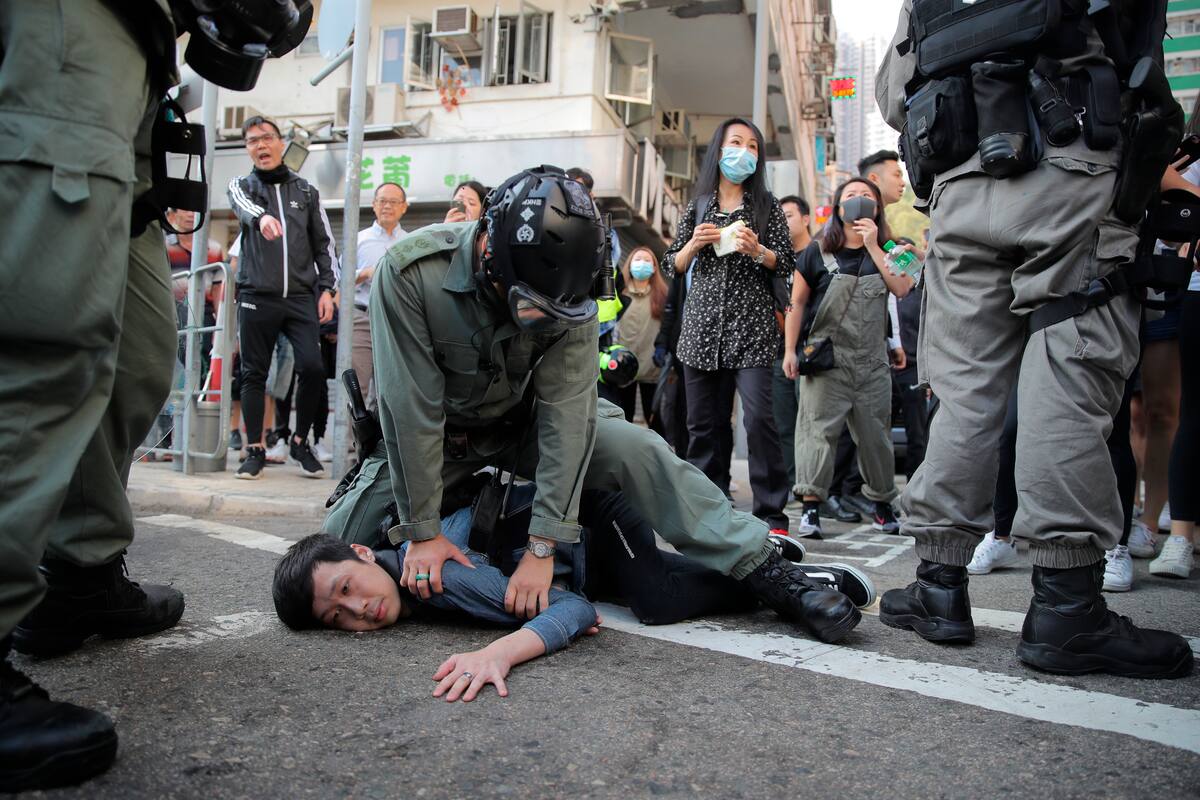 Video muestra cuando policías disparan a jóvenes en Hong Kong