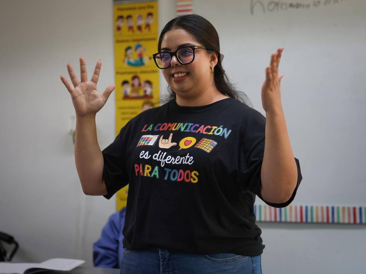 Una maestra de un Centro de Atención Múltiple (CAM) en Mexicali, da clases en lenguaje de señas. Este 23 de Septiembre se conmemoró el Día Internacional del Lenguaje de Señas, para recordar su importancia para promover la inclusión y la comunicación dentro de la sociedad. (Foto: Juan Jesús Morales).