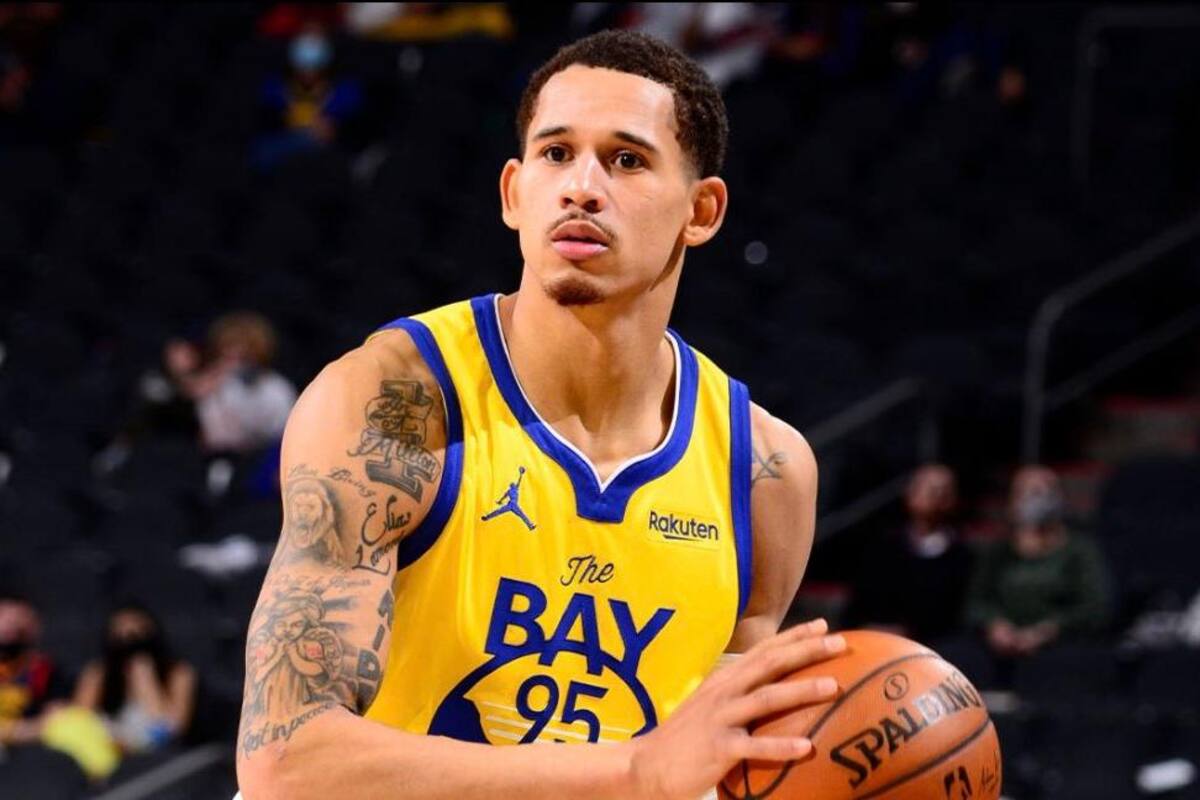 VIDEO: Juan Toscano sufre conmoción al salvar un balón que termina en triple de Curry