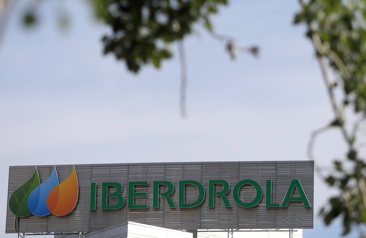 FOTO DE ARCHIVO: El logotipo de la empresa española de servicios públicos Iberdrola se ve fuera de su sede en Madrid, España, 23 de mayo de 2018. REUTERS/Sergio Perez/File Photo
