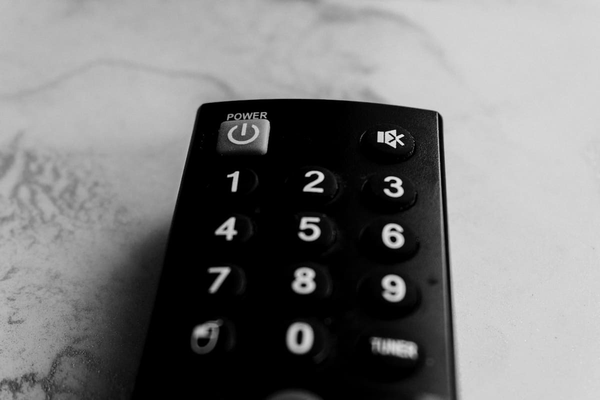 Cuando se adquiere un control remoto universal, es posible programarlo de forma manual al introducir el código del fabricante. | Foto: Unplash