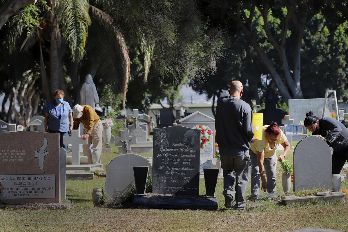 Extrañan familias visitar a difuntos en los panteones