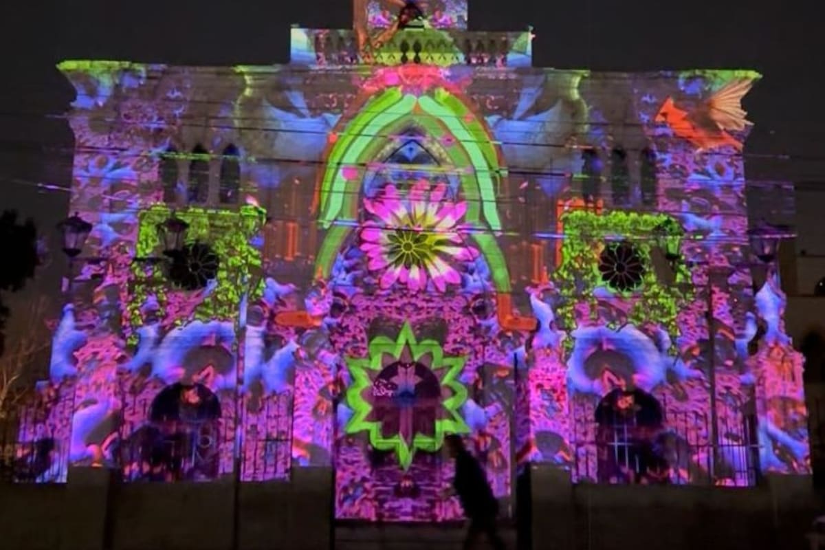 Colectivo Sangre del Desierto llena de vida y color la Capilla del Carmen con su exposición de Video Mapping en Fiestas del Pitic 2025