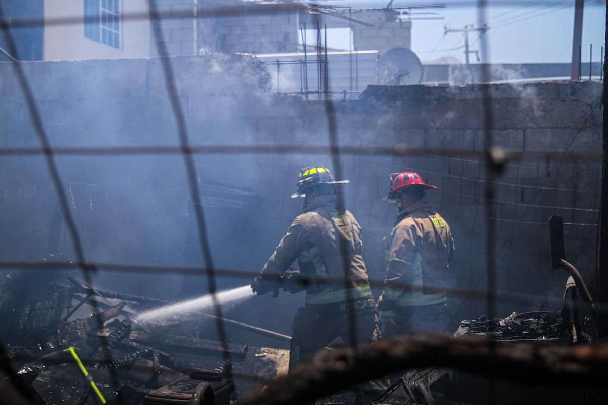 El fuego destruyó por completo una casa de madera y provocó daños parciales en una vivienda contigua durante la tarde del lunes. Foto: Border Zoom
