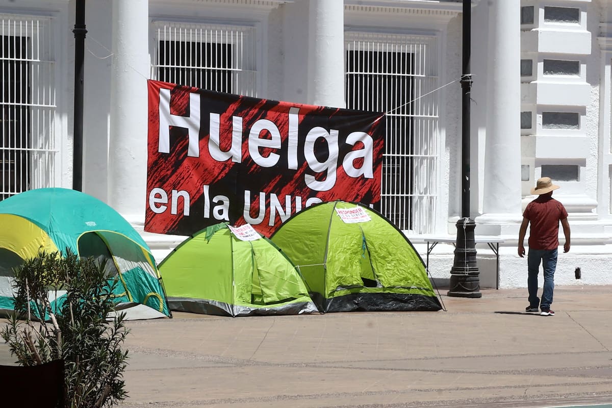 STAUS pide 5% de aumento salarial a Unison e inicia huelga de hambre afuera de Palacio de Gobierno