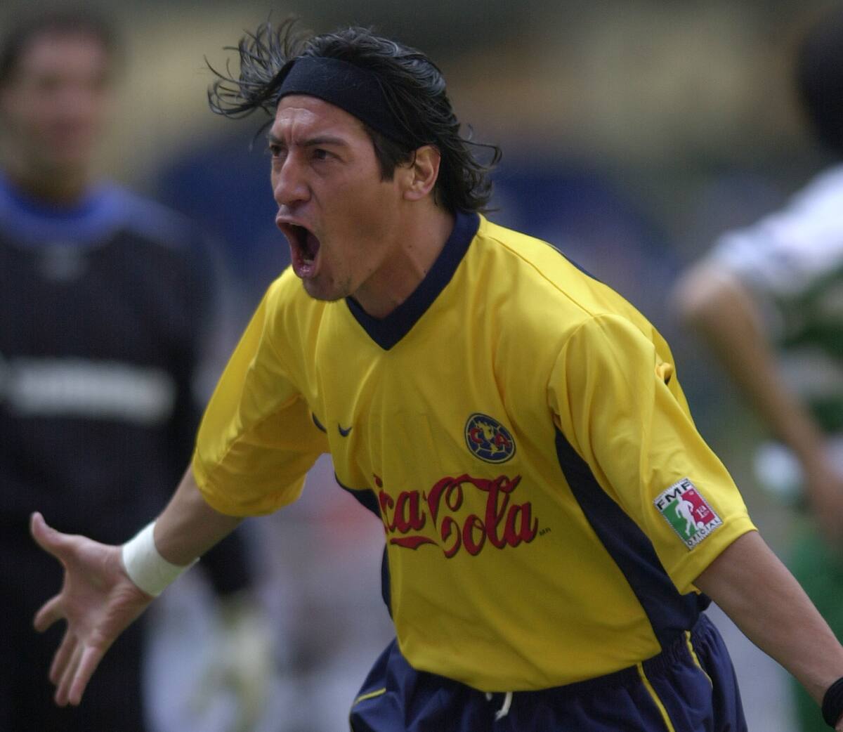Iván 'Bam Bam' Zamorano festeja un gol con las Águilas en el año 2001. (Foto: Archivo GH)