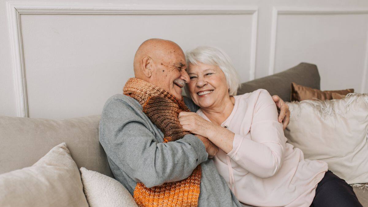Estudio revela que el 45% de los adultos mayores mejora su salud física o cognitiva en la tercera edad, cuestionando la idea de que envejecer implica deterioro