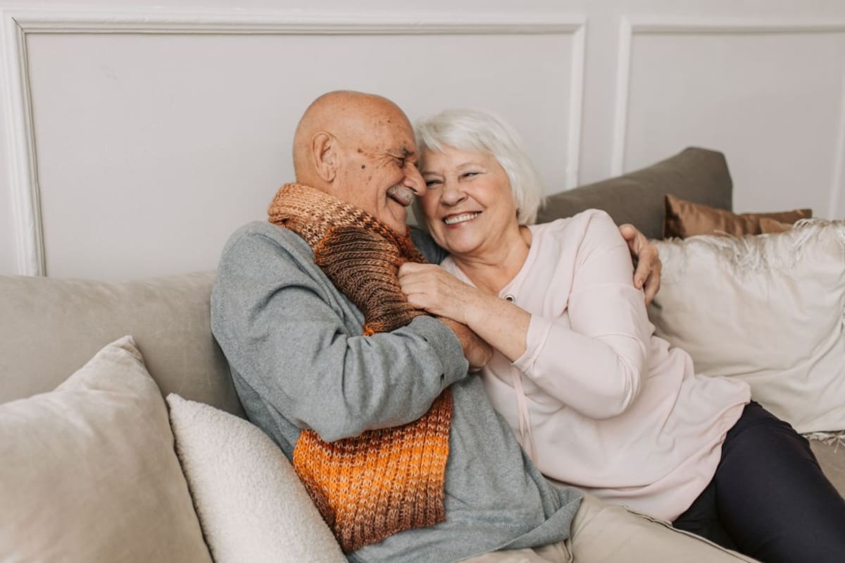 Estudio revela que el 45% de los adultos mayores mejora su salud física o cognitiva en la tercera edad, cuestionando la idea de que envejecer implica deterioro