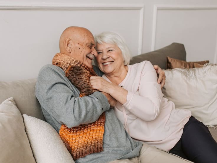 Estudio revela que el 45% de los adultos mayores mejora su salud física o cognitiva en la tercera edad, cuestionando la idea de que envejecer implica deterioro