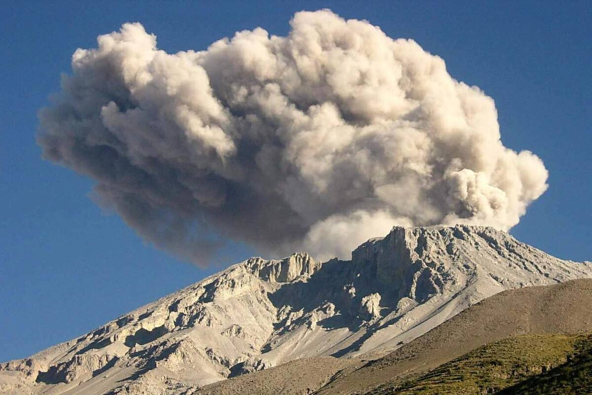 Explosión de volcán deja mil 300 afectados en Perú