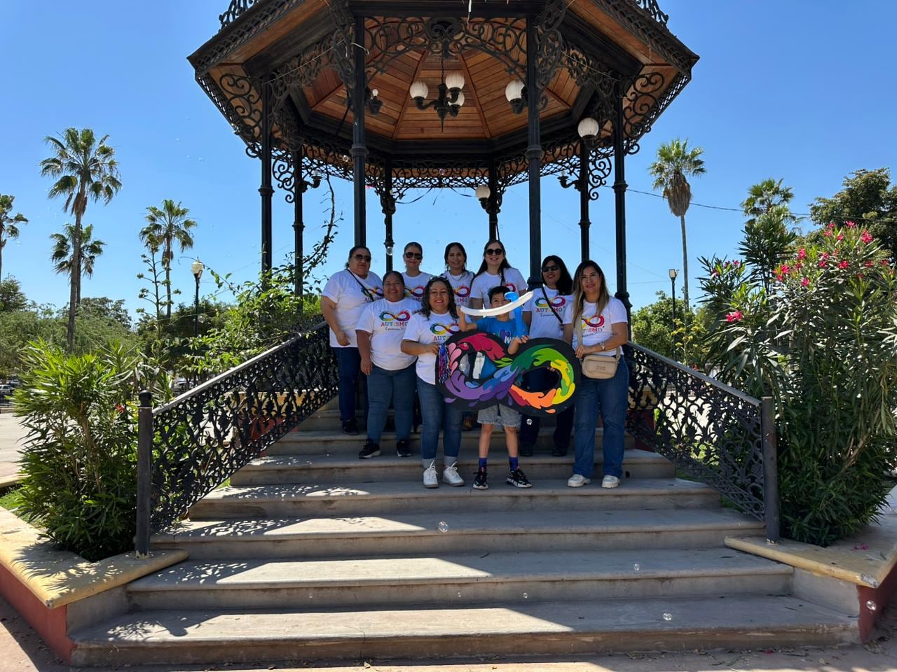 Docentes, familias y ciudadanos participaron en una caravana para visibilizar el autismo. | Foto: Mayra Echeverría