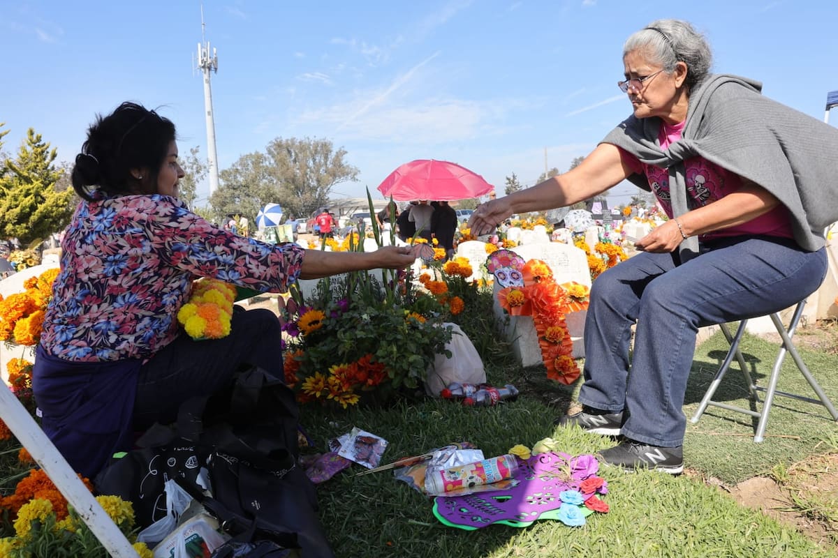 Los visitantes decoraron las tumbas con flores de cempasúchil y música de mariachis para recordar a sus seres queridos. Foto: Sergio Ortiz