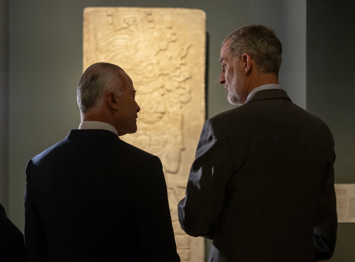 Felipe VI y el embajador de México en España, Quirino Ordaz Coppel, frente al friso del Museo Arqueológico Nacional, este lunes. | X @CasaReal