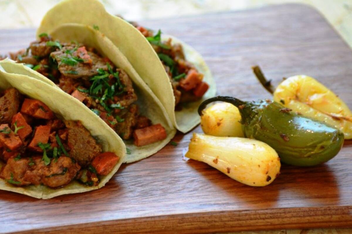 Empleado de un hotel en Coahuila come discada en mal estado y muere; otros 50 trabajadores están intoxicados