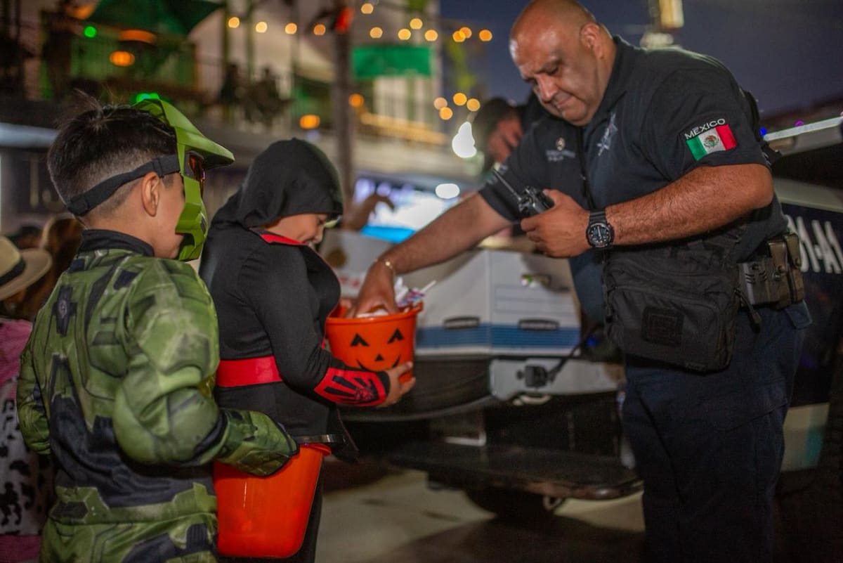 Negocios y restaurantes de la zona se sumaron a la celebración decorando fachadas y ofreciendo dulces. Foto: Border Zoom