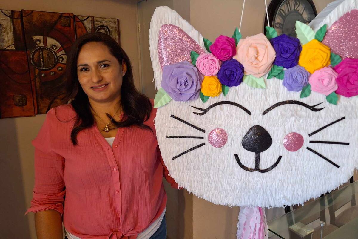 Alma Gabriela saca adelante a sus hijos haciendo piñatas