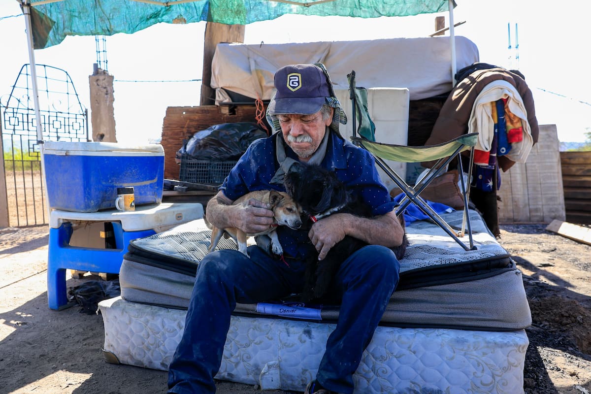 Tras perder su hogar en un incendio, José Nicolás duerme a la intemperie junto a sus dos perros