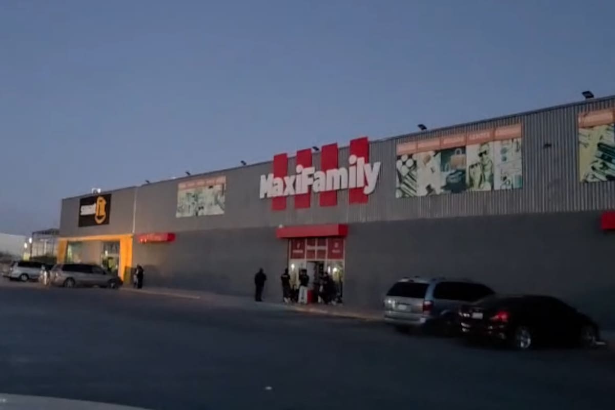 Tras fuerte estruendo se quedan sin luz comercios y gimnasio en plaza comercial de SLRC