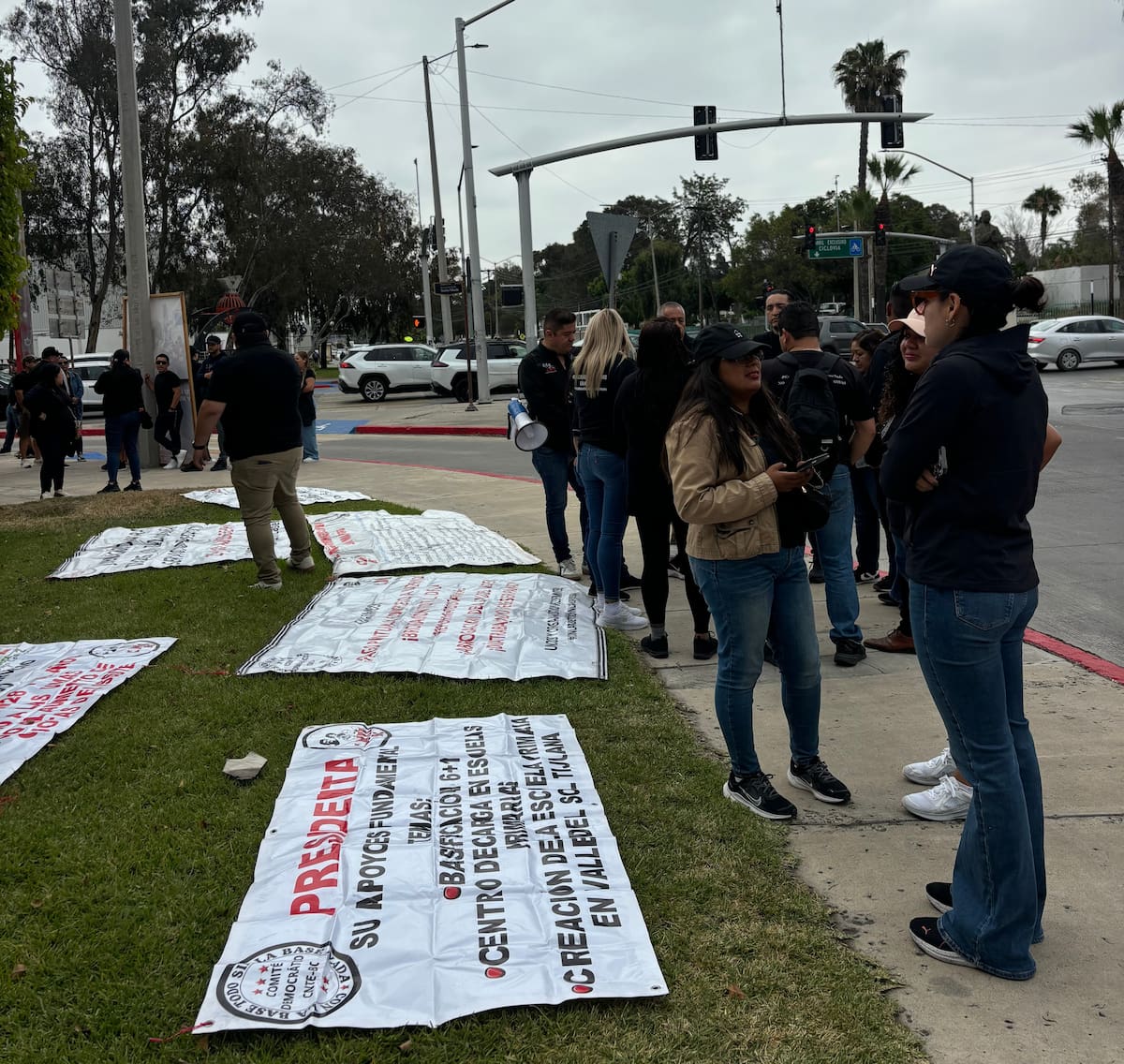 Integrantes de la CNTE señalaron que la falta de pagos, el estrés laboral y la pérdida de derechos han provocado una disminución en el interés de jóvenes por estudiar docencia en Baja California.. Foto: Lorena Salinas