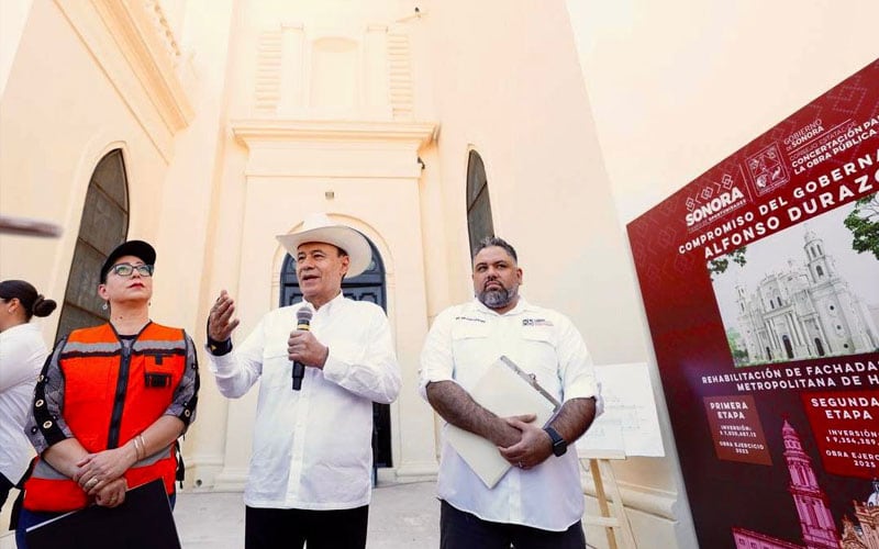 El gobernador Alfonso Durazo encabeza la entrega de la segunda etapa de rehabilitación de la fachada de la Catedral Metropolitana de Hermosillo. FOTO: ESPECIAL