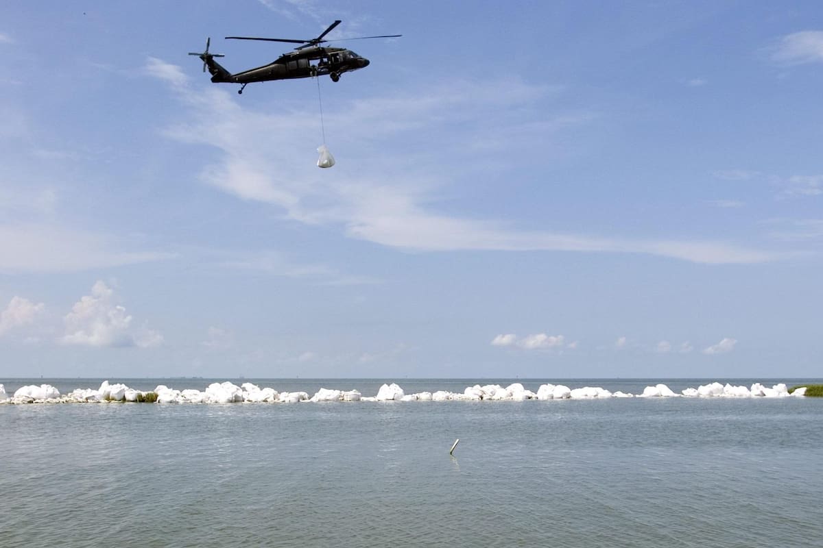 FUERTE VIDEO: Helicóptero se estrella en playa de Miami, Florida