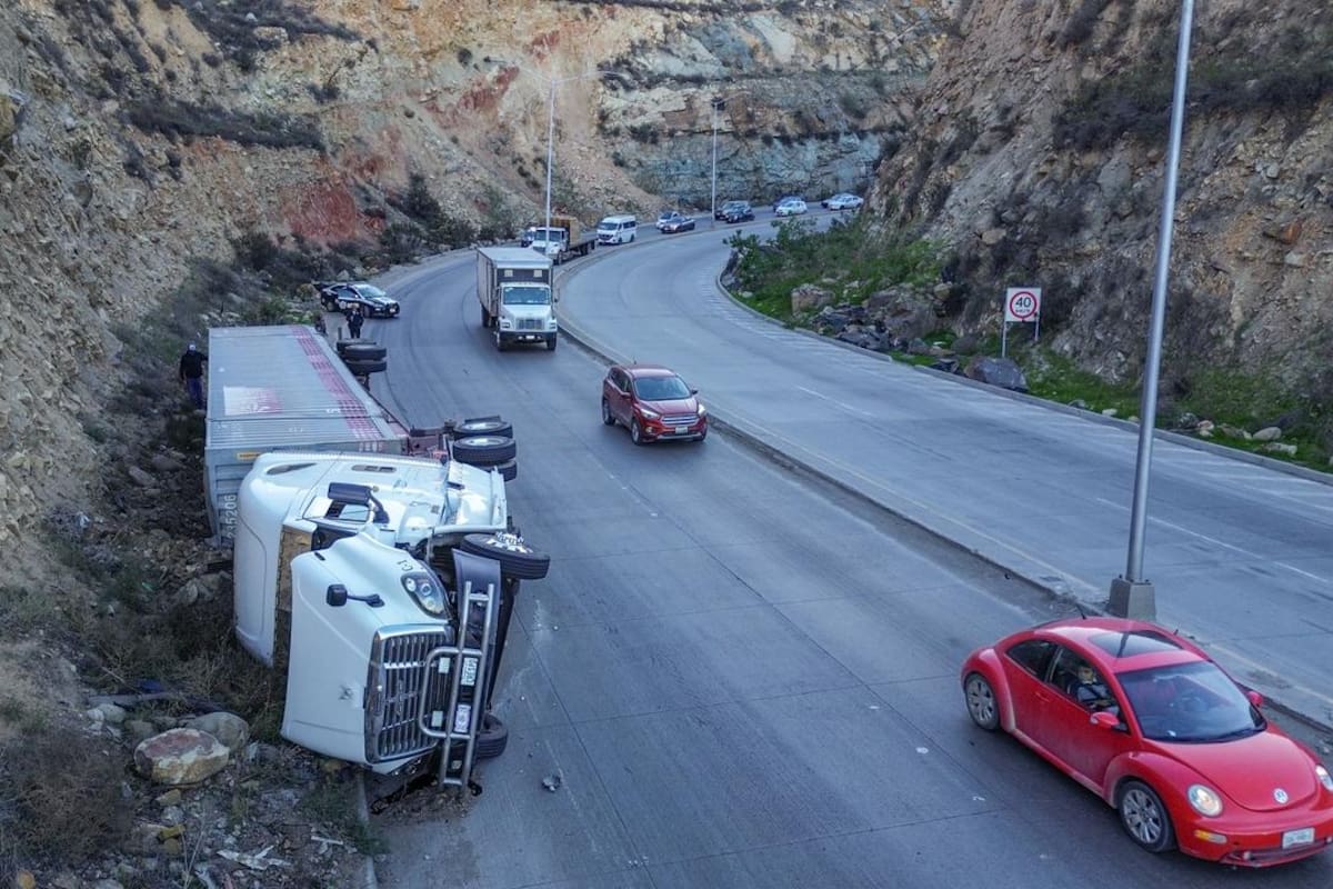 Vuelca tráiler que transportaba cartón en el bulevar 2000