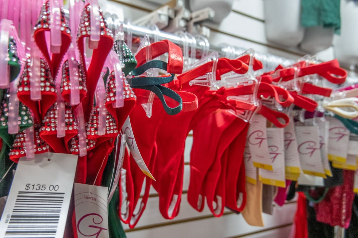 Durante el cierre de año, comercios de lencería en la Zona Centro de Tijuana reportan un aumento en las ventas, impulsado por la búsqueda de prendas en colores asociados al amor, el dinero y los nuevos comienzos. Fotos : Border Zoom