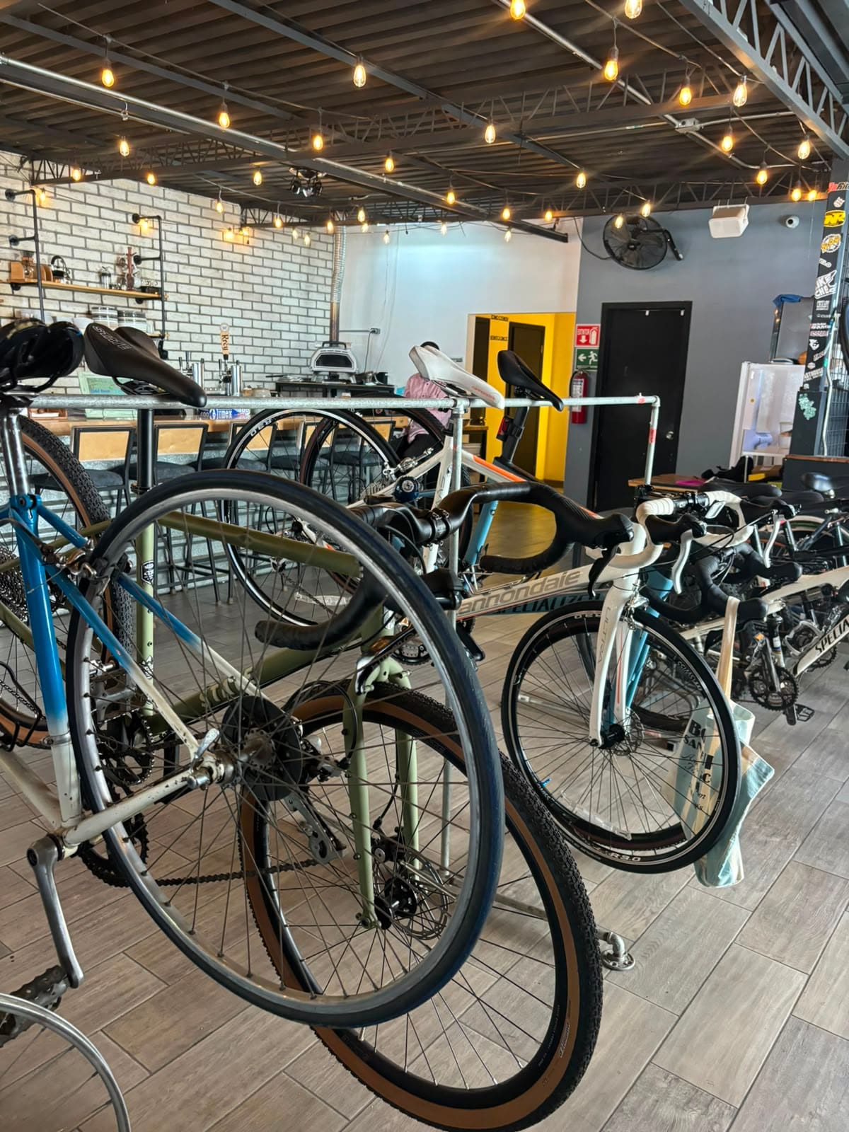 Ride Co., un espacio que combina cafetería, taller y convivencia para ciclistas en Tijuana, anunció su próxima mudanza a la colonia Gabilondo tras casi siete años de operación y crecimiento de su comunidad. Foto: Lorena Salinas.