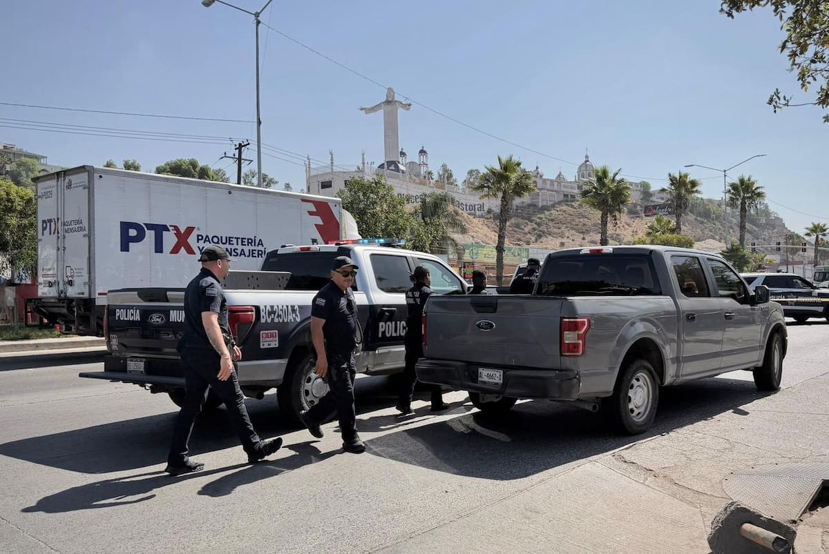 Un hombre murió tras ser atacado a balazos afuera de un Oxxo en Río Tijuana; policías detuvieron a un sospechoso que habría arrojado un arma a la canalización. Foto: Cortesía / Border Zoom