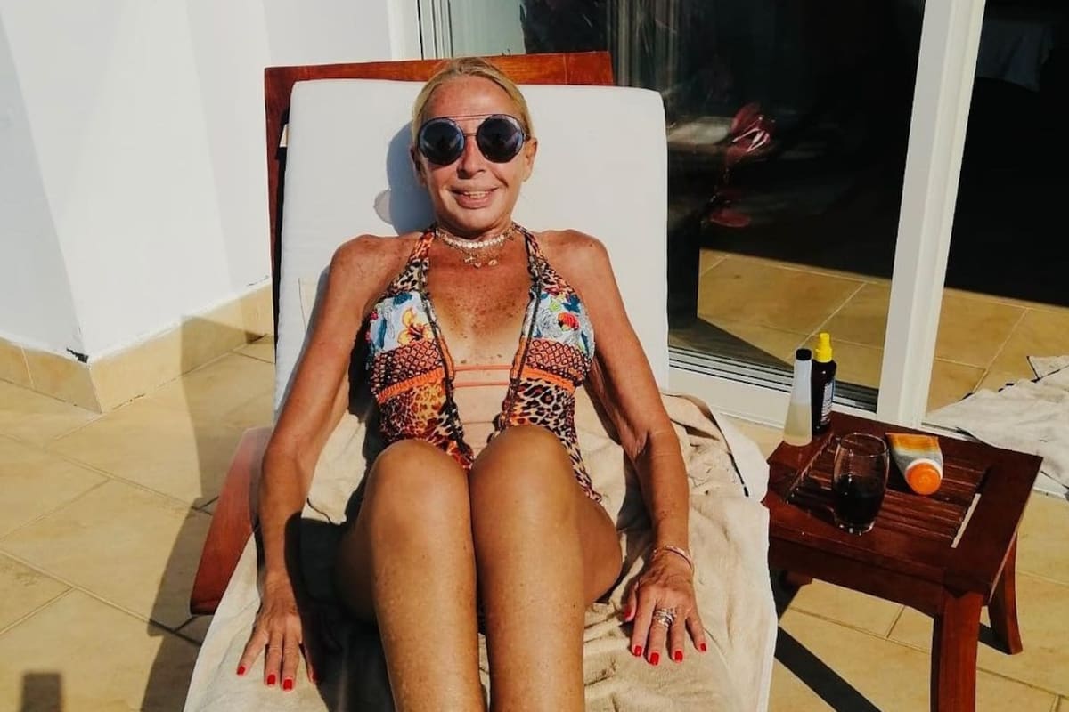 Laura Bozzo posa en traje de baño después de que la llamaran “momia viviente”