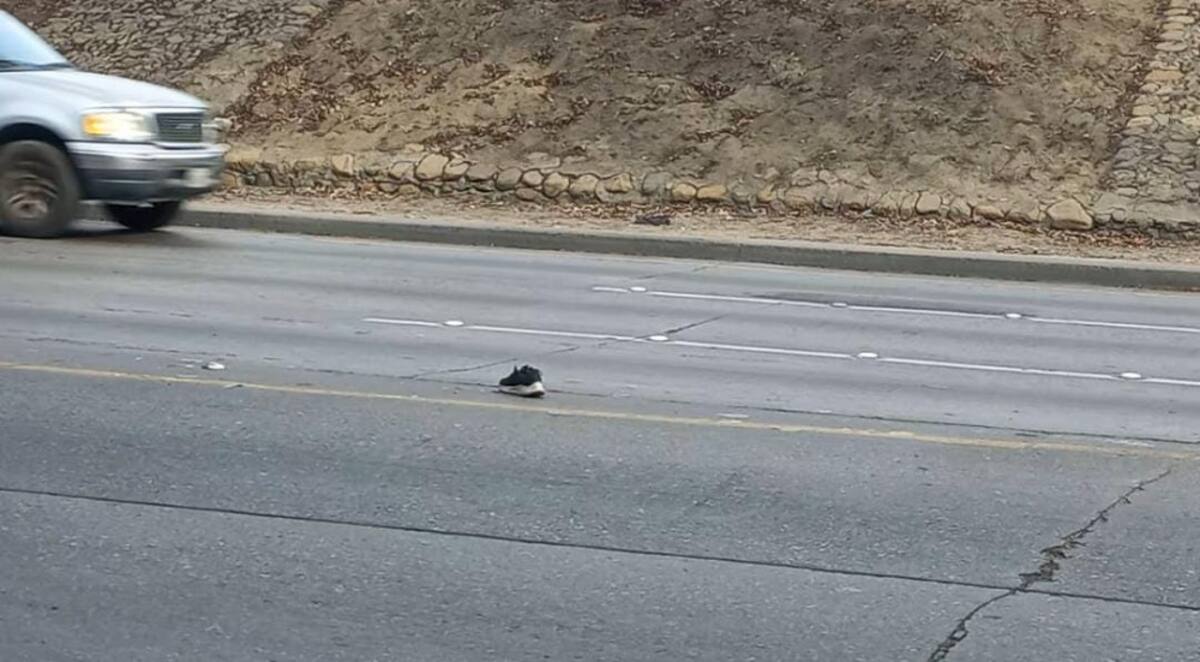 Uno de los zapatos de la víctima, quedó sobre la vialidad.