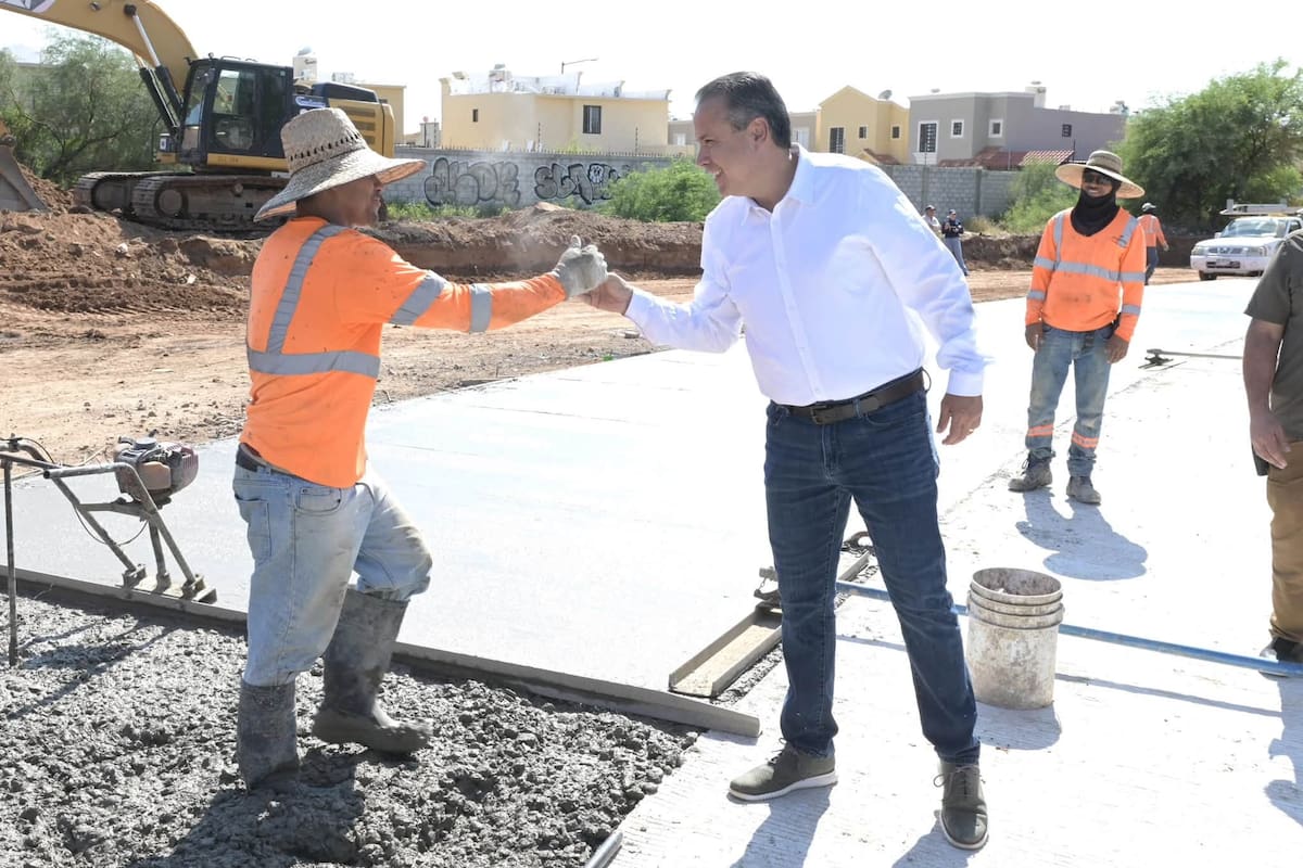 Antonio Astiazarán recorrió con vecinos de Villa Mercedes los trabajos en la Agustín Gómez del Campo. FOTO: ESPECIAL