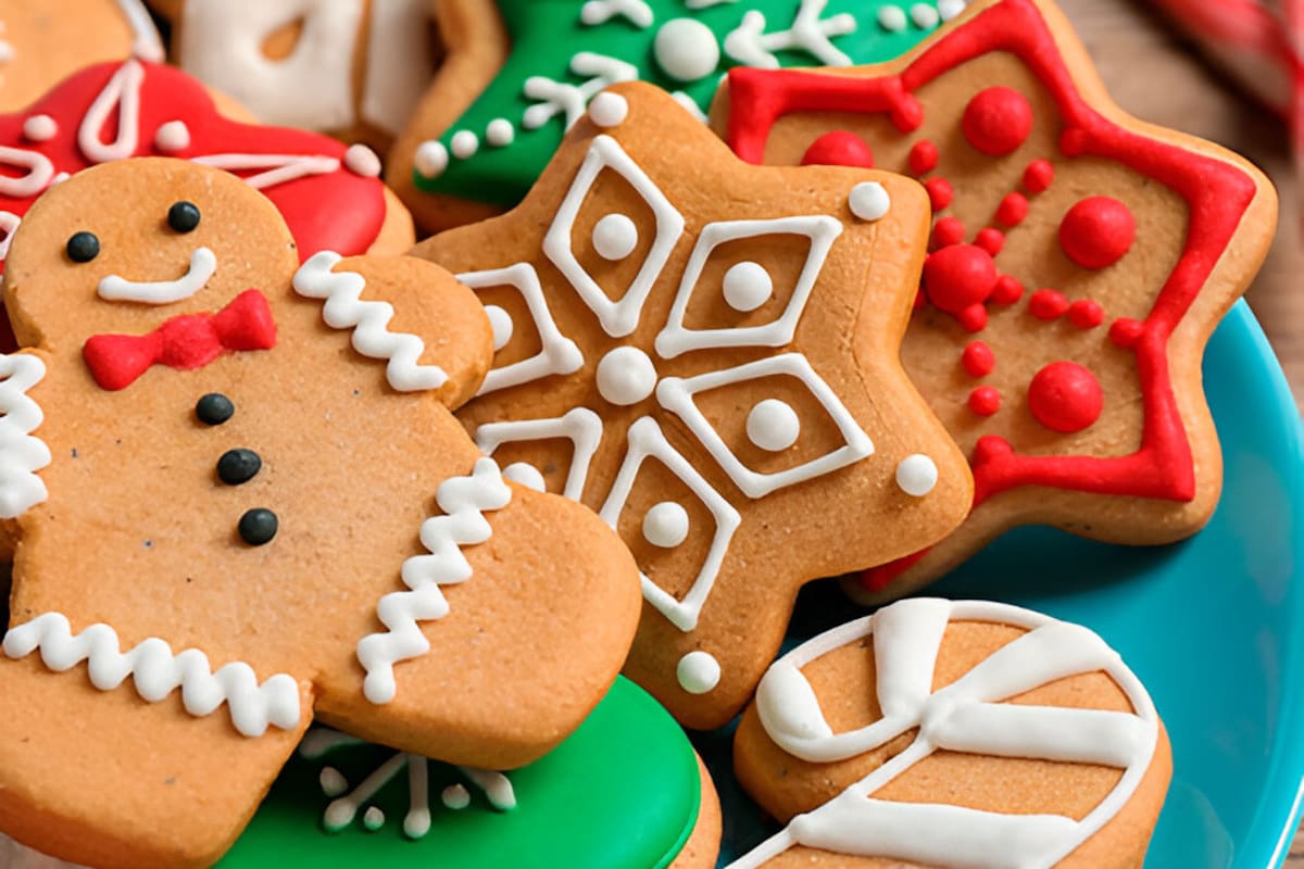 ¿Cómo surgieron las galletas navideñas y por qué son un símbolo universal de la festividad?