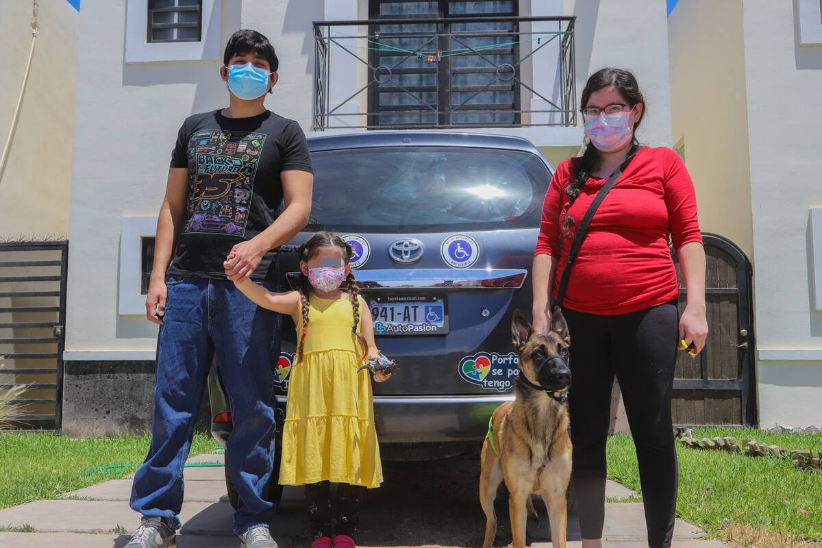 Familia autista vende 'stickers' con causa para crear cambio positivo en la sociedad