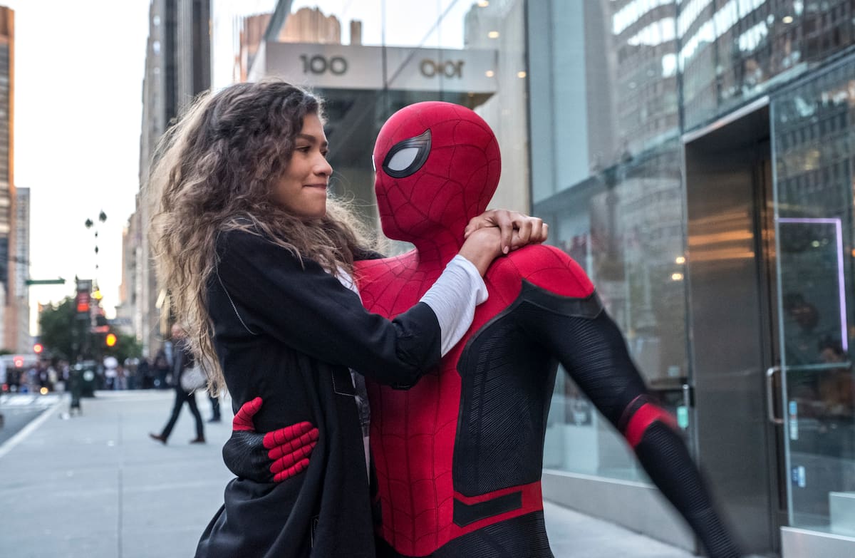 En esta imagen difundida por Sony Pictures, Zendaya, a la izquierda, y Tom Holland en una escena de "Spider-Man: Far From Home". (Jay Maidment/Columbia Pictures/Sony vía AP)