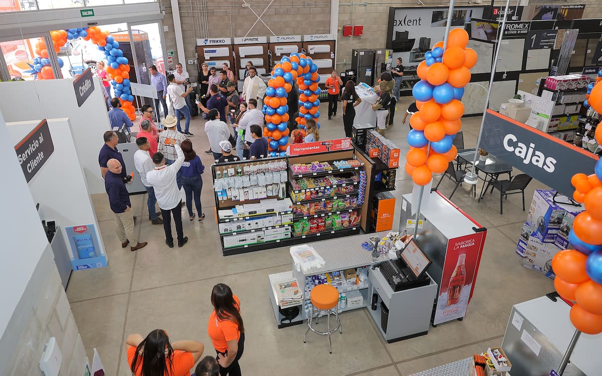 Inauguración de una sucursal más de Proconsa, ubicada en la confluencia de los bulevares Navarrete y Quiroga.